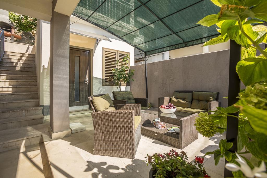 Holiday Home Petra Podstrana Bagian luar foto