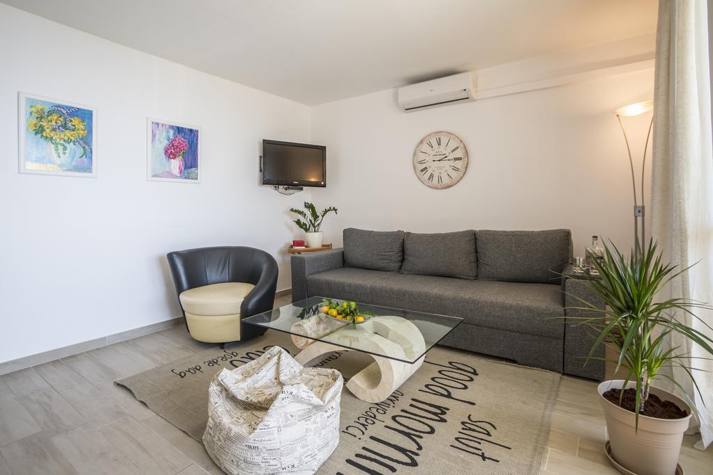 Holiday Home Petra Podstrana Bagian luar foto